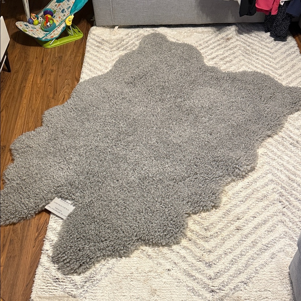 4’ 2”X 5’11” Mon Chateau Luxurious collection S Gray curly Faux Sheepskin Rug